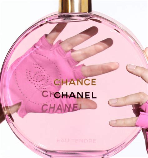 chance de chanel en las manos